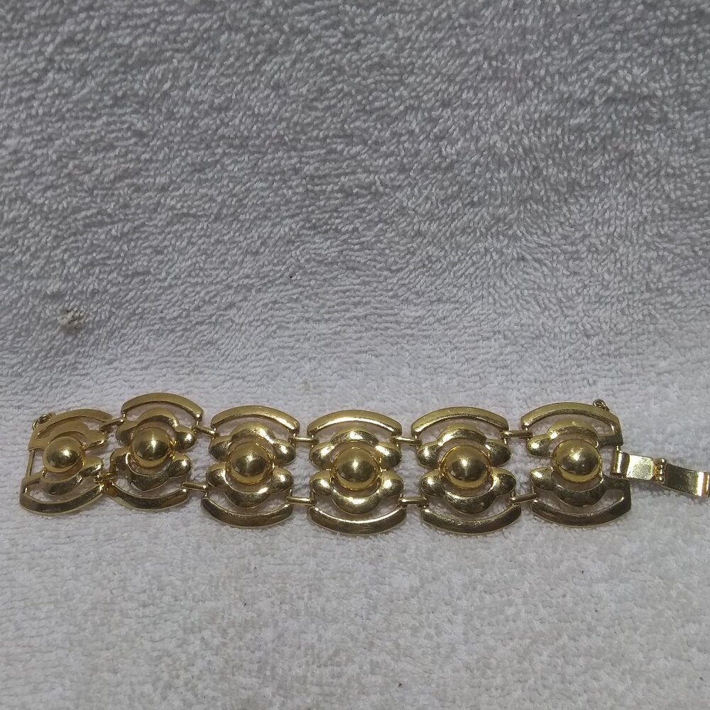 Gold Center Ball With Outer Fringe Holders Women Bracelet Great Condition